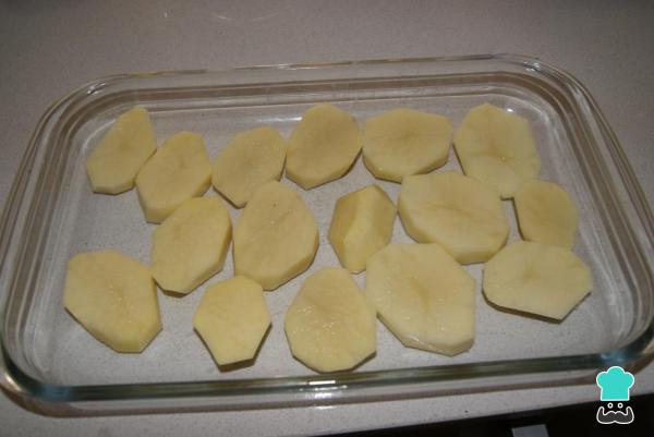 Recette de Dorada au four avec pommes de terre et oignons - Étape 1