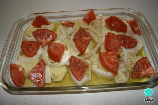 Recette de Dorada au four avec pommes de terre et oignons - Étape 4