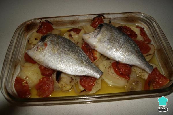 Recette de Dorada au four avec pommes de terre et oignons - Étape 5