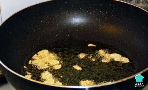 Recette de Spaghettis à la tomate et au basilic naturels - Étape 1