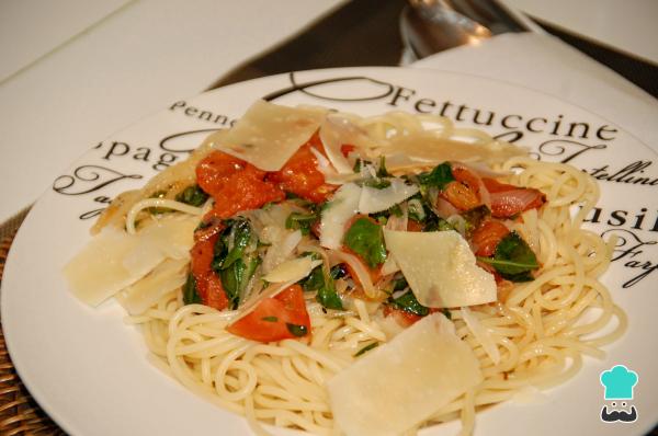 Recette de Spaghettis à la tomate et au basilic naturels - Étape 8