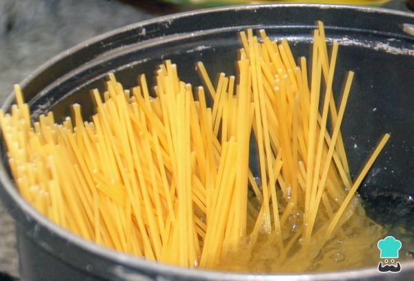 Recette de Spaghettis à la tomate et au basilic naturels - Étape 7