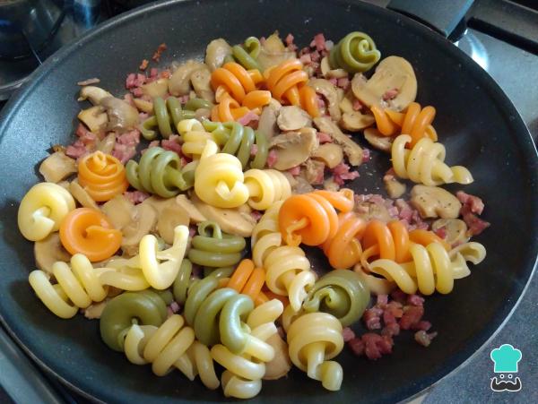 Recette de pâtes au jambon et champignons - Étape 4