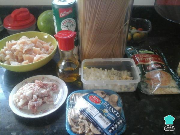 Recette de pâtes au poulet, champignons et crème - Étape 1