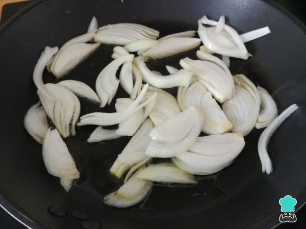 Recette de Longe aux oignons sauce au vin - Étape 2