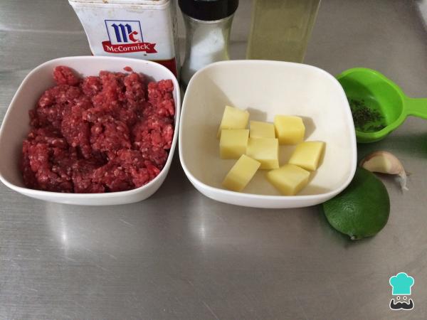 Recette de boulettes de viande farcies au fromage au four - Étape 1