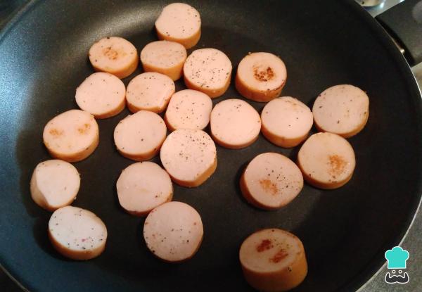 Recette de pâtes aux saucisses et au fromage - Étape 1