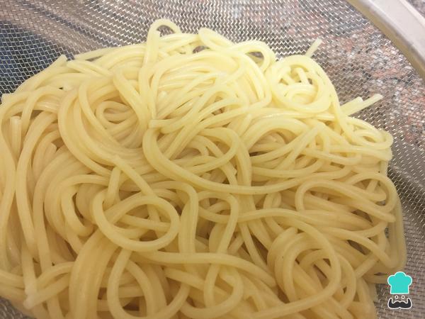 Recette Spaghetti au poulet et sauce tomate - Étape 1