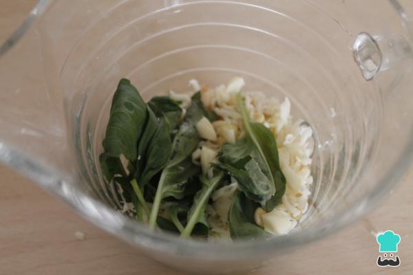 Salade de burrata aux tomates, roquette et pesto Recette - Étape 1