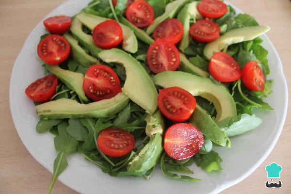 Recette de Salade de burrata aux tomates, roquette et pesto - Étape 3