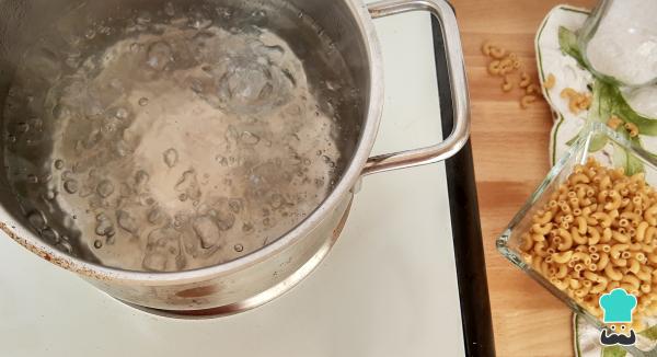 Recette de salade de coudes de poulet - Étape 1
