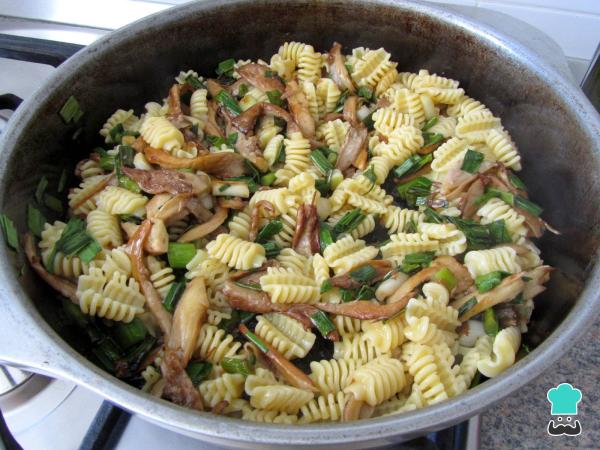 Recette de pâtes aux champignons et à l'ail - Étape 5