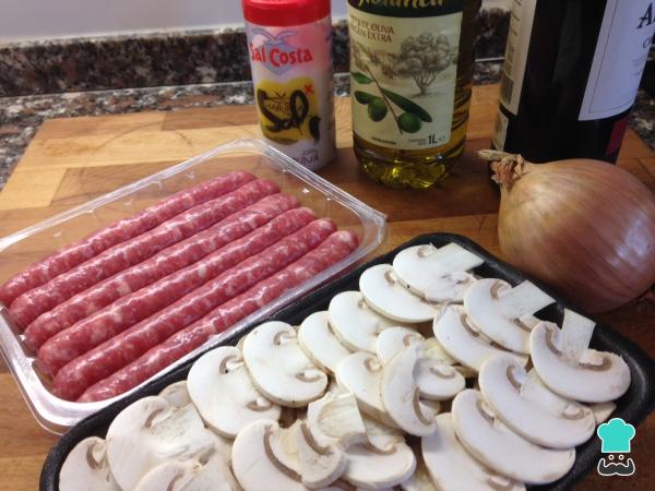 Recette de Saucisses au vin et aux champignons - Étape 1