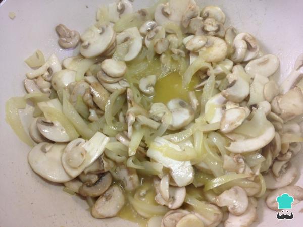 Recette de Saucisses au vin et aux champignons - Étape 3