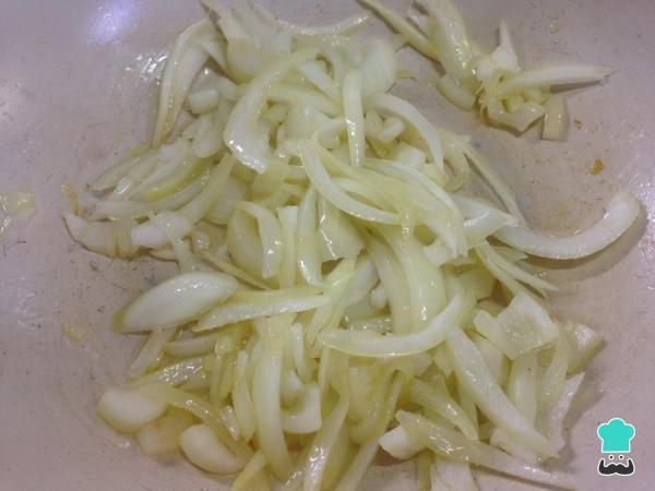 Recette de Saucisses au vin et aux champignons - Étape 2