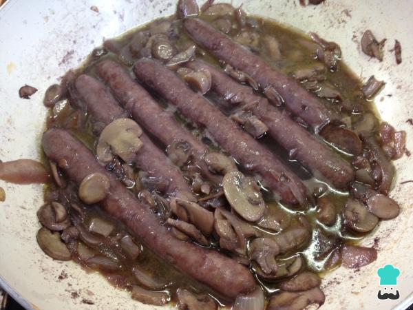 Recette de Saucisses au vin et aux champignons - Étape 6