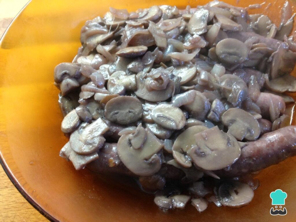 Recette de Saucisses au vin et aux champignons