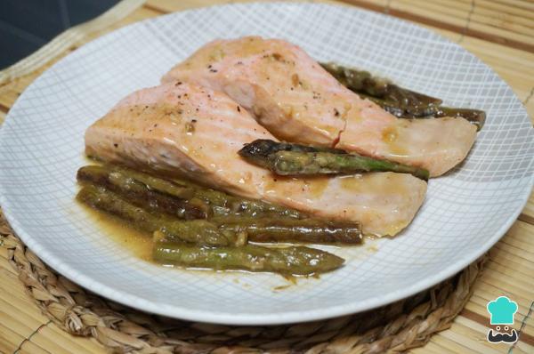 Recette de Saumon à l'ail et aux asperges