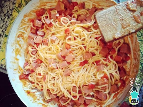 Recette de Spaghetti aux saucisses et sauce tomate