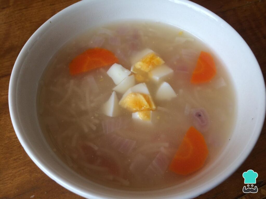 Recette de bouillon de poulet aux nouilles et aux œufs