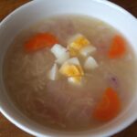 Recette de bouillon de poulet aux nouilles et aux œufs