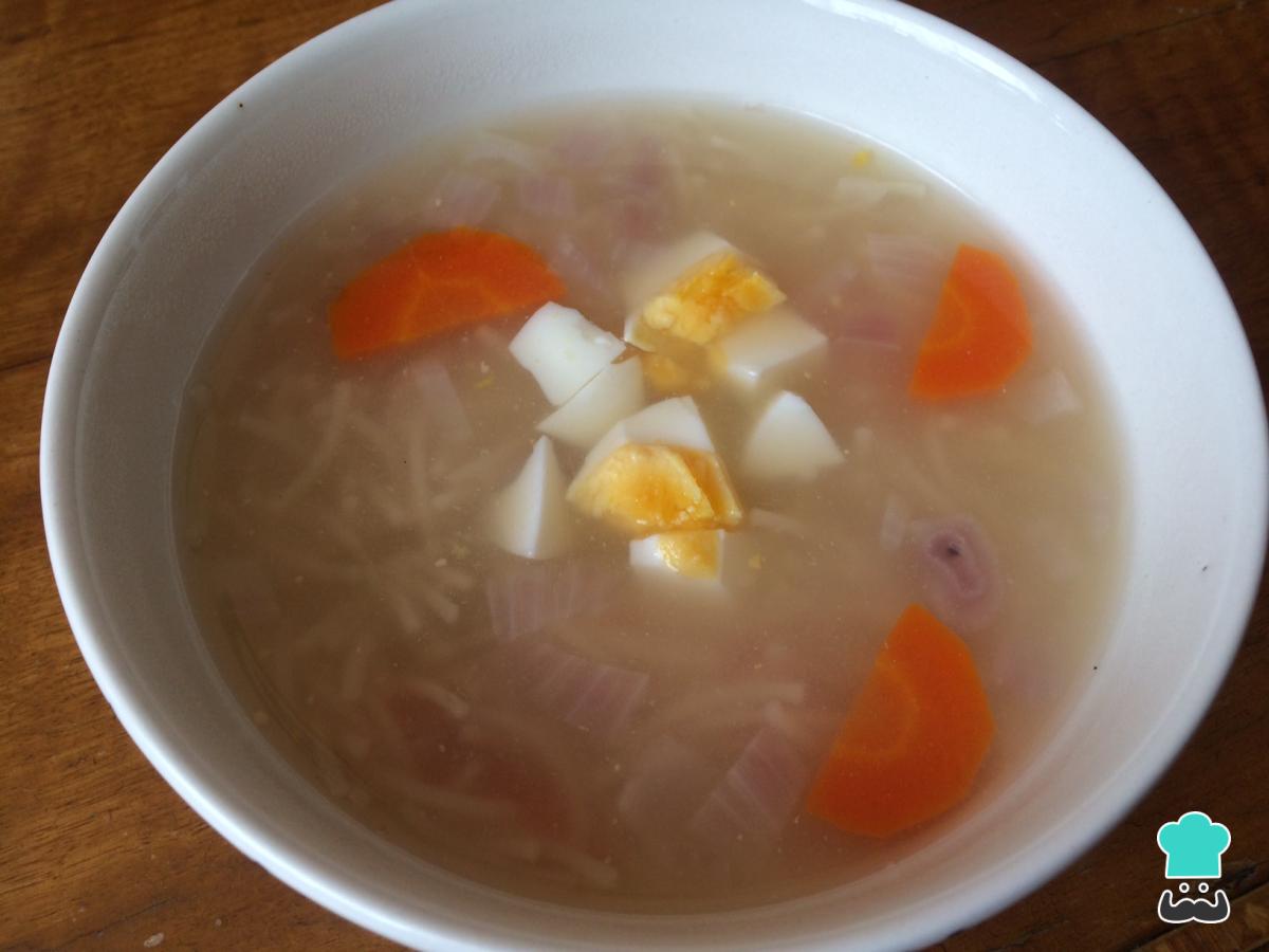 Recette de bouillon de poulet aux nouilles et aux œufs