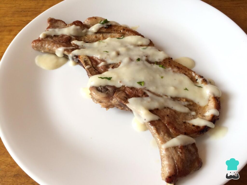 Recette de côtelettes fumées à la fausse béchamel