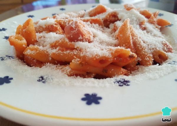 Recette de macaroni aux saucisses et tomates