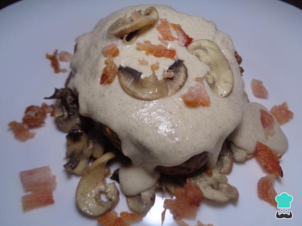 Recette de médaillons de bœuf à la sauce au bacon et aux champignons