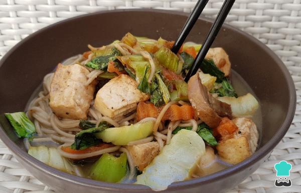 Recette de nouilles soba aux légumes et tofu