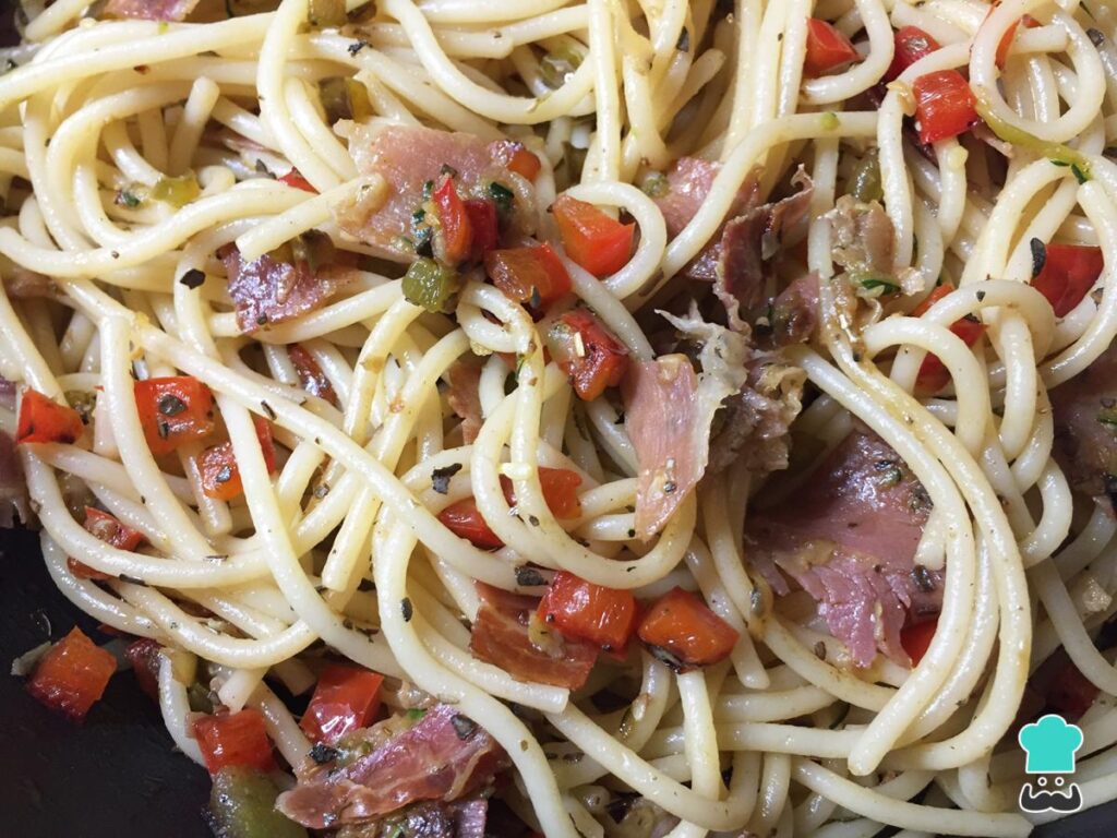 Recette de pâtes au jambon serrano et légumes