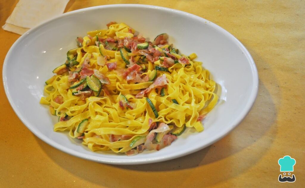 Recette de pâtes aux courgettes et bacon