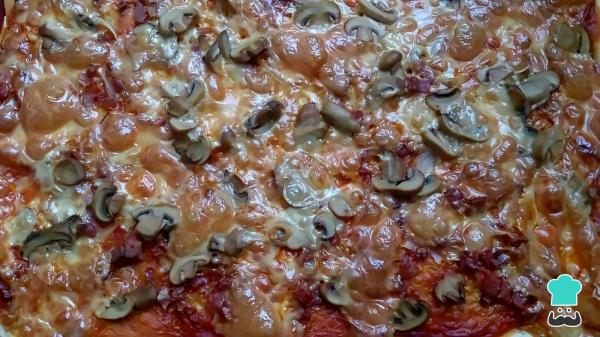 Recette de pizza au jambon Serrano et aux champignons