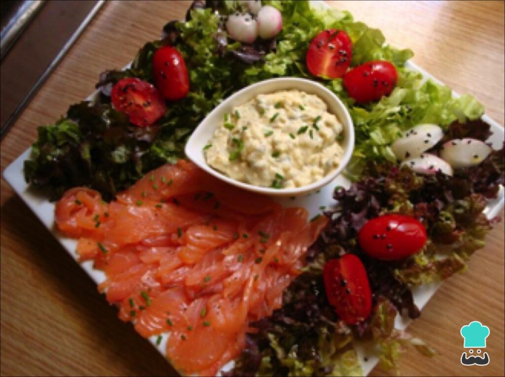 Recette de saumon fumé avec sauce tartare et câpres