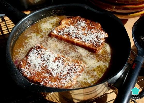 Recette de soupe à l'oignon avec du pain et du fromage