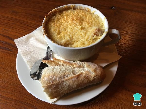 Recette de soupe à l'oignon et au parmesan