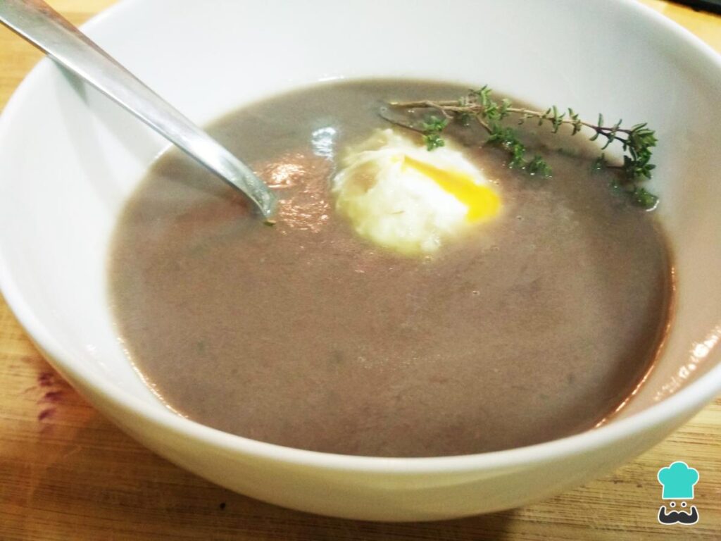 Recette de soupe à l'oignon et au thym