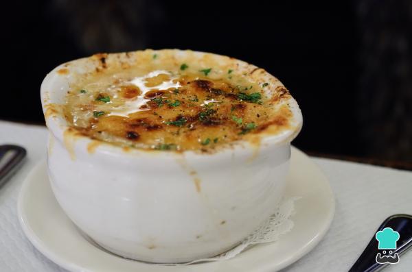 Recette de soupe à l'oignon gratinée à la française