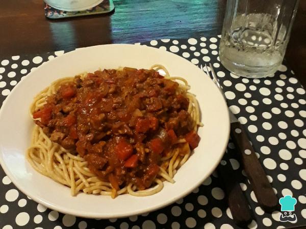 Recette de spaghettis aux grains entiers avec de la viande hachée