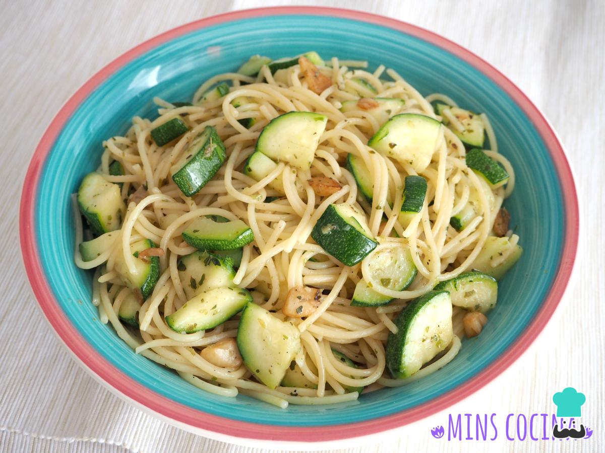 Recette de spaghettis aux grains entiers et aux courgettes