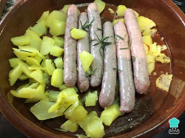 Recette de Saucisses au Four avec Pommes de Terre - Étape 4