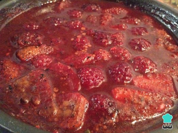 Recette de Longe sauce aux fruits rouges - Étape 7