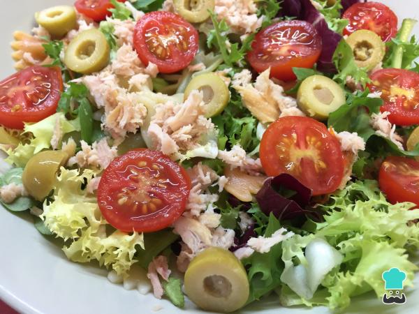 Recette de salade de pâtes avec sauce rose et laitue - Étape 5