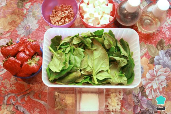 Salade d'épinards aux fraises et fromage de chèvre Recette - Étape 1