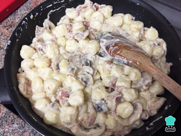 Recette de Gnocchis à la crème, bacon et champignons - Étape 9