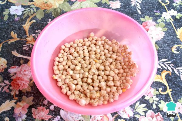 Salade de pois chiches aux tomates et oignons Recette - Étape 1