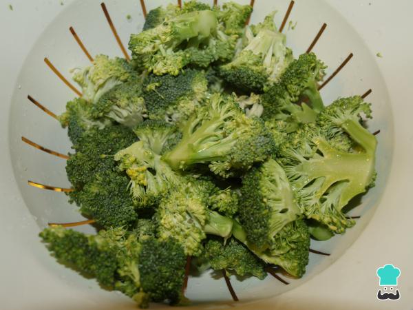 Recette de salade de brocoli cru - Étape 1