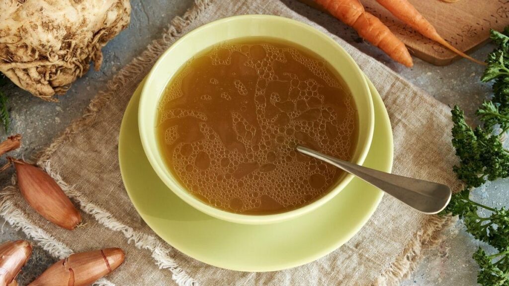 Anouk Medina, cuisinière professionnelle, nous dévoile l'astuce du bouillon d'os riche en collagène devenue à la mode (et avec raison) : "L'ajout de citron à la fin renforce ses bienfaits"