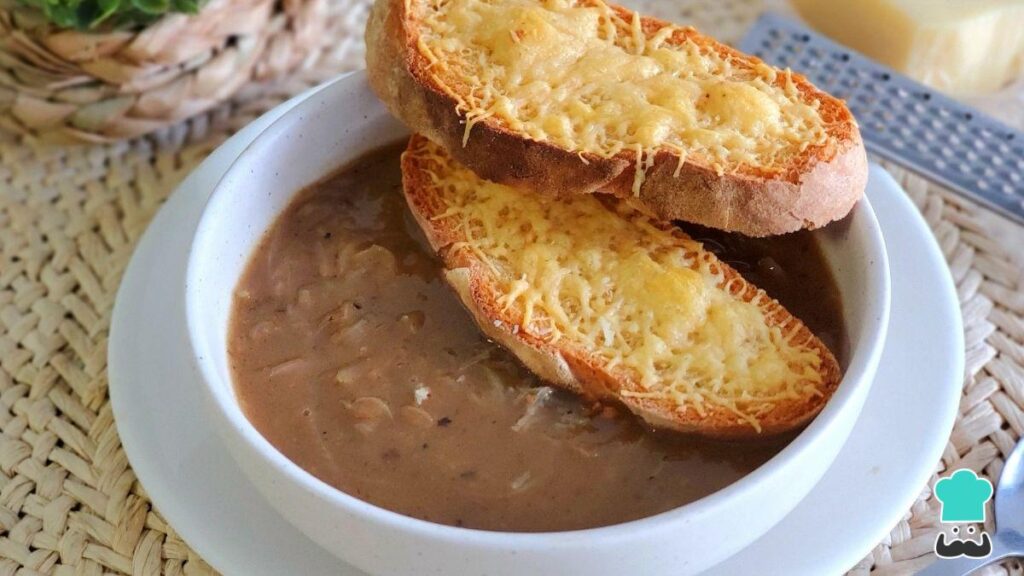 La recette de soupe à l'oignon de grand-mère, le plat humble qui ne manque jamais sur la table
