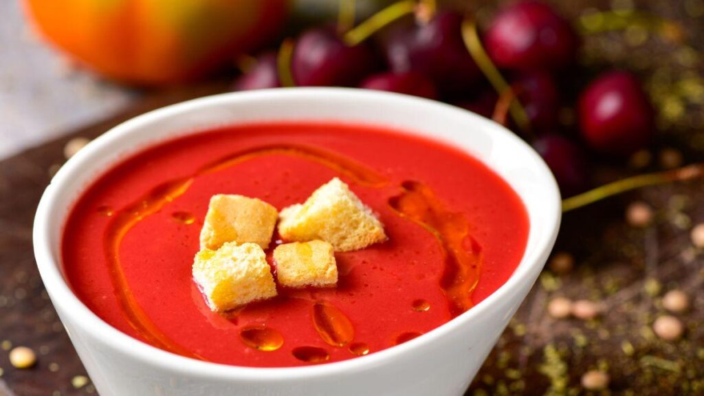 Les chefs espagnols sont d'accord : « L'ajout de fraises, de cerises ou de pastèque au gaspacho équilibre l'acidité de la tomate et améliore sa saveur. »